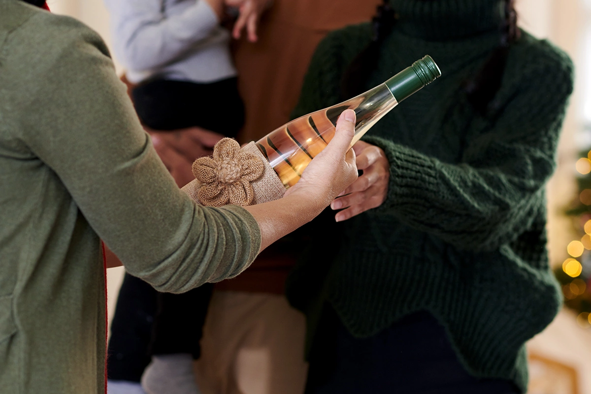 Як принести пляшку в гості та виглядати профі: правила винного етикету